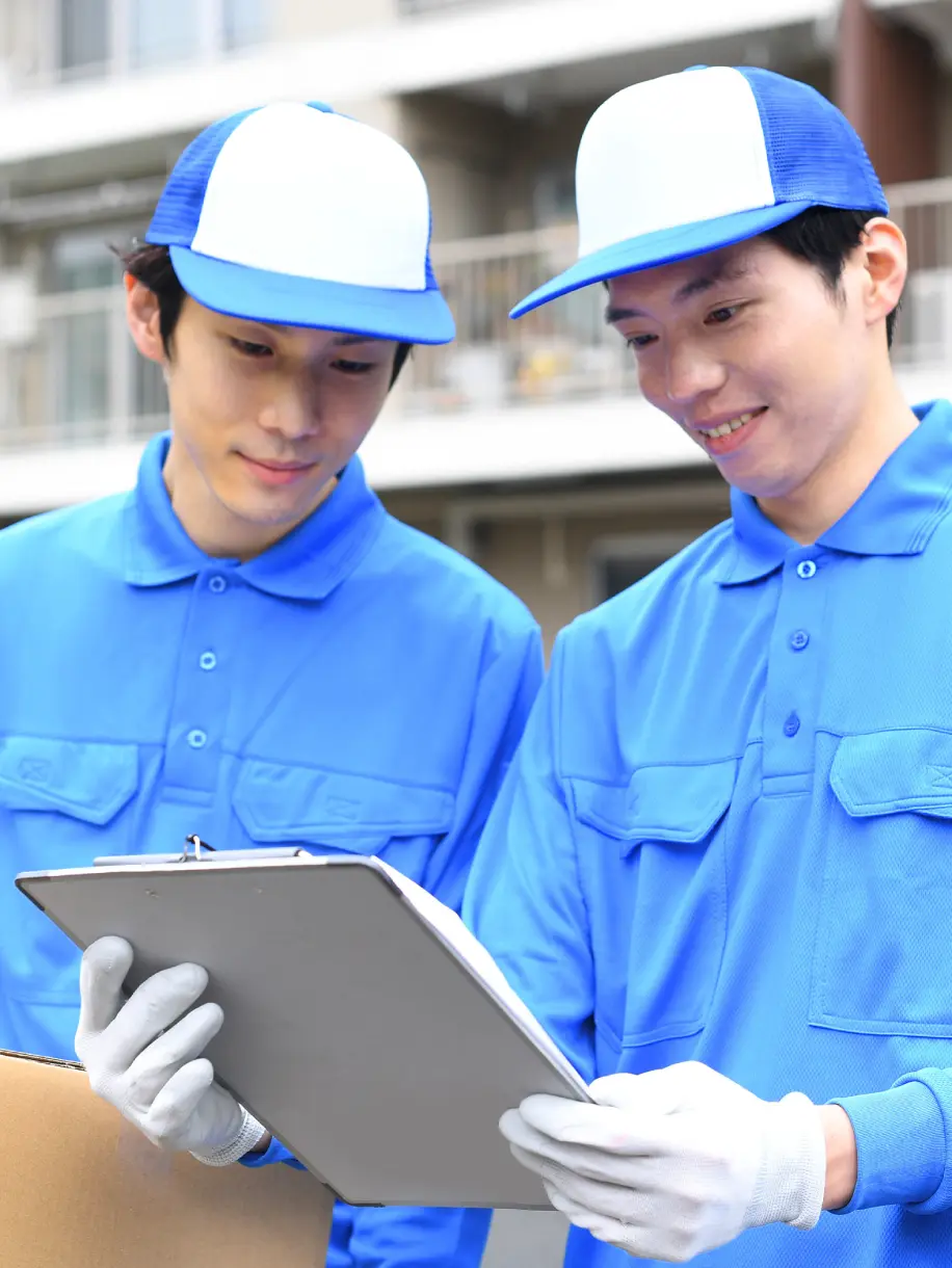 車内で地図アプリを確認する先輩と新人